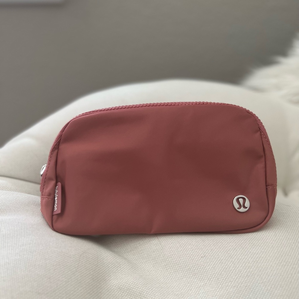 Lululemon Everywhere Belt Bag (Brier Rose)